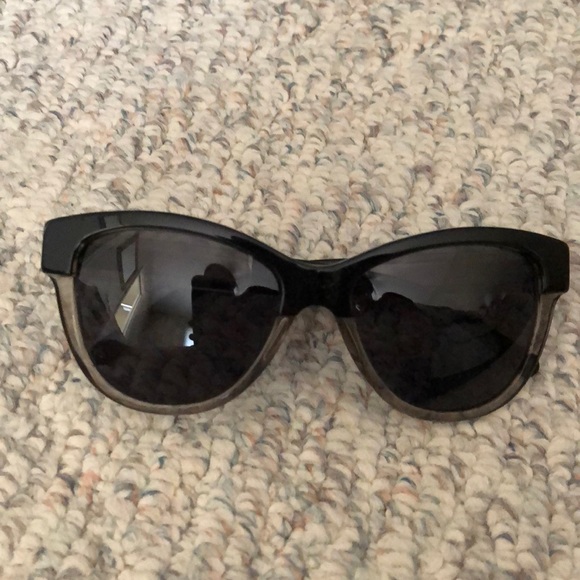 Burberry Accessories - Burberry sunglasses